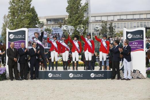 Foto: The winning USA team on the podium - Fotograf: FEI/Tomas Holcbecher