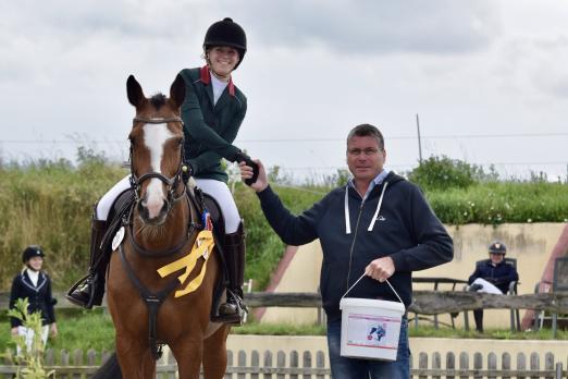 Foto: Anne-Katharina Bartels hat mit Aida II die 85er Klasse des Balios Hunter Cups in Schülp gewonnen. Handelsvertreter Stefan Marpert gratulierte - Fotograf: Malina Blunck