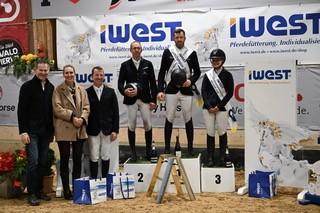 Foto: Turnierorganisator Hans-Günther Blum, IWEST Repräsentantin , Sönke Kohrock,stellvertrt. Vorsitzender Springreiterclub Bayern, Edwin Schmuck (2.Pl), Sieger Max Weishaupt, Tabea Markgraf U25 (v.l.nr.) - Fotograf: Ursula Puschak Foto: Turnierorganisator Hans-Günther Blum, IWEST Repräsentantin , Sönke Kohrock,stellvertrt. Vorsitzender Springreiterclub Bayern, Edwin Schmuck (2.Pl), Sieger Max Weishaupt, Tabea Markgraf U25 (v.l.nr.) - Fotograf: Ursula Puschak
