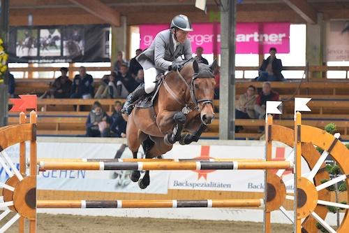 Foto: Ludger Beerbaum bei den Ruller Reitertagen in der Nachwuchspferde-Tour mit Quidam`s Adel. - Fotograf: Karl-Heinz Frieler