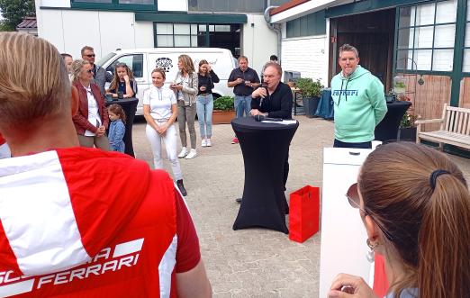 Foto: Gastgeber Herbert Ulonska (mi.) und der Bundesvorsitzende des Ferrari-Club Deutschland, Walter Ben Dörrenberg (re.) konnten Ferraristi aus ganz Norddeutschland in Klein Offenseth begrüßen - Fotograf: VH