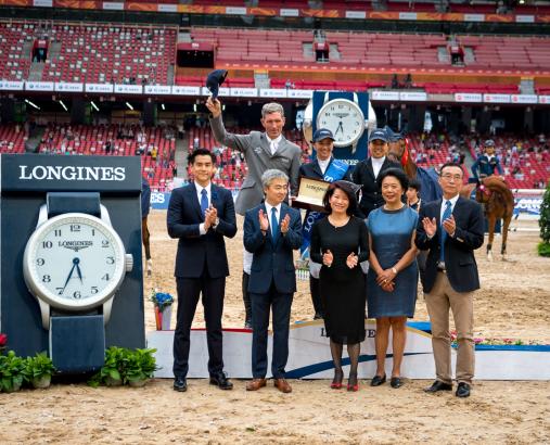 Foto: Es gratulieren v.l. Chinas Schauspieler-Superstar Eddie Peng, Dennis Li (Vizepräsident Longines China), Susen Chen (Präsidentin Swatch Gruppe China), Jing Li (Präsidentin von Dashing Equestrian) und Li Nianxi (Generalsekretär des chinesischen Verbandes CEA) - Fotograf: Longines Beijing Masters/Arnd Bronkhorst