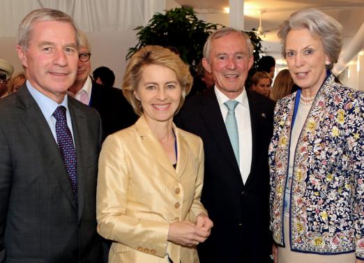 Foto: von links Jürgen Fitschen, Dr. Ursula von der Leyen, Carl Meulenbergh (Präsident des Aachen-Laurensberger Rennvereins) und I.K.H. Prinzessin Benedikte zu Dänemark. - Fotograf: CHIO Aachen/Andreas Steindl