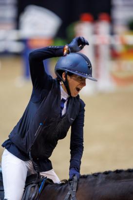 Foto: Riesenfreude bei der Siegerin Sabrina Berger nach der einzigen fehlerfreien Runde der Qualifikation zur BEMER Riders Tour - Fotograf: Stefan Lafrentz