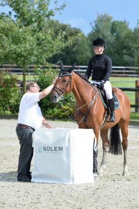Foto: Bernd Beeking mit seiner Tochter Pia-Katharina und einem Big Bag seiner Firma Solem - Fotograf: Karl-Heinz Frieler
