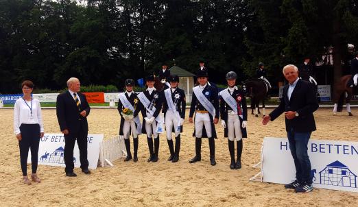 Foto: Die strahlenden Platzierten im DERBY Dressage Cup U25: Mareike Gerhard (Turnierleitung) und Peter Olsson (Chef der Richtergruppe) sowie Christoph Hess (Veranstalter) gratulieren Sabrina Geßmann (Münster), Janet Egbers (Haftenkamp), Sophia Funke (Cappeln), Joao Victor Marcari Oliva (Brasilien) und Mareike Flege (Königslutter) v.l. - Fotograf: Kaspar Funke) 