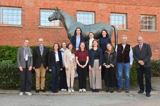 Foto: Vor dem Tempelhüter-Denkmal in Verden - Die Autorinnen aller 2026 von der GWP prämierten Arbeiten, flankiert von der Moderatorin Dr. Enrica Zumnorde-Mertens, dem GWP-Vorsitzenden Dr. Ludwig Christmann (li.) und den Jury-Mitgliedern Hendrik Fiegel und Prof. Dr. Clemens Wollny - Fotograf: Diercks