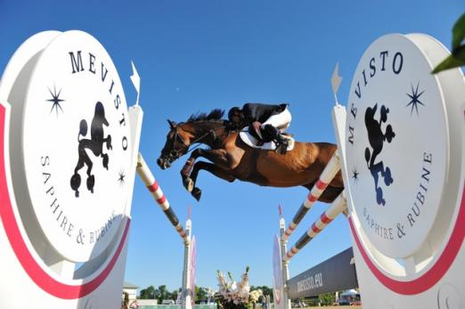 Foto: Der Sieger im Mevisto Weltranglistenspringen Marc Bettinger mit Bacardi. - Fotograf: Hervé Bonnaud