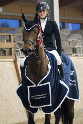 Foto: Siegerehrungsfoto von Chloe Aston (GBR) - Fotograf: Pferdenews.eu
