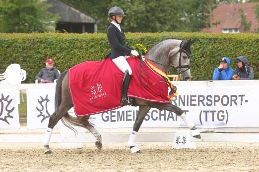 Foto: Trakehner Championesse der vierjährigen Reitpferde war 2023 die Stute Biennale v. High Motion, vorgestellt von Luisa Erichsen - Fotograf: Stephan Bischoff