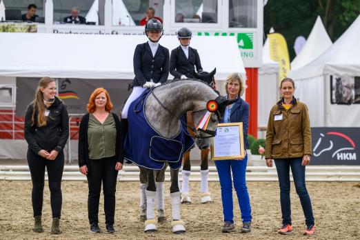 Foto: Einer der Tierschutzpreise 2023 ging an Luisa Erichsen. Mit der Trakehner Stute Biennale belegte sie Rang vier auf dem Reitpferdeviereck bei den vierjährigen Stuten und Wallachen. - Fotograf: Gesina Grömping/Equitaris