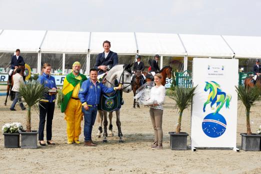 Foto: Sieger im Einlaufspringen CSI4*, Preis der Firma dietz Blumen und Events, Felix Haßmann mit SL Brazonado und Springchef Francois Kasselmann. - Fotograf: Thomas Hellmann