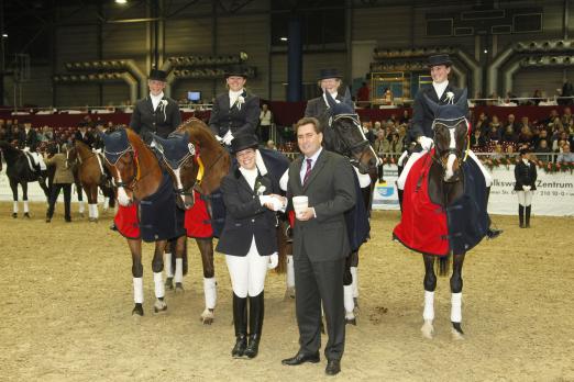 Foto: Dressurmannschaft des RV Höven bei den Oldenburger Pferdetagen 2011 - Fotograf: www.sportfotos-lafrentz.de
