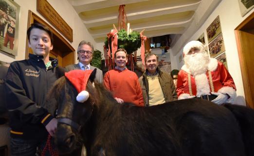 Foto von links: Alejandro Sanchez Mehlkopf, Frank Kemperman, Toni Haßmann, Willibert Mehlkopf sowie den Weihnachtsmann und Shetland-Pony „Shania“ - Fotograf: Harald Krömer 