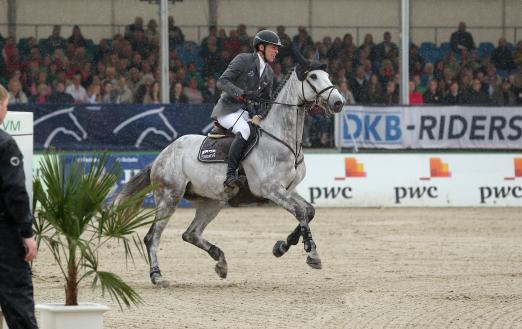 Foto: Henrik von Eckermann (SWE) und Cassini's Angel, Sieger im Youngster Tour Finale, Preis der Bankhaus Lampe KG - Fotograf: Stefan Lafrentz