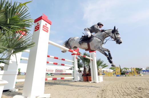 Foto: Henrik von Eckermann (SWE), Sieger in der 2. Qualifikation der Youngster Tour, Preis der Gemeinde Hagen - Fotograf: Stefan Lafrentz