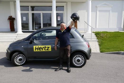 Foto: It’s a Hertz! Geoff Billington und sein Leihwagen von Hertz Autovermietung - Fotograf: Manfred Leitgeb