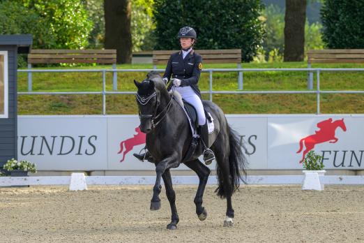 Foto: Birkhof´s Fair Game und Pia Casper siegen in der zweiten Wertung für Junge Reiter - Fotograf: Equitaris