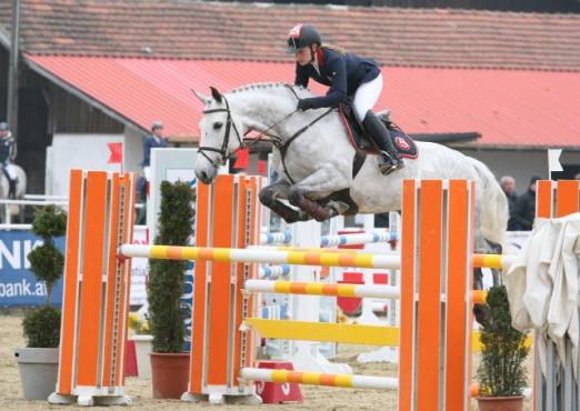 Foto: Finalsiegerin der Youngster Tour bei den 6-Jährigen: Stefanie Bistan zeigt’s mit Camilla im Youngster Tour Finale der 6-Jährigen allen - Fotograf: Buthi Krisztián