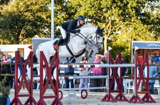 Foto: Nach 15-jähriger Pause fand endlich wieder ein schweres Springen Löwenstedt statt: Björn Behrend sprang mit seinen Pferden Charlotte und Living the dream zu den Plätzen eins und zwei im Preis der VR Bank Westküste - Fotograf: RathmannVerlag/Malina Blunck
