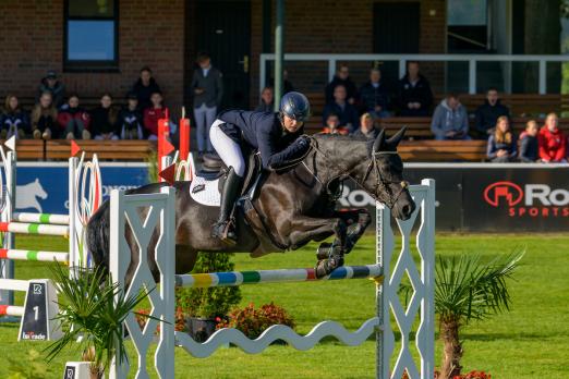 Foto: Erste Sieger des Tages - Pony Black Pearl und Carlotta Merschformann - Fotograf: Equitaris