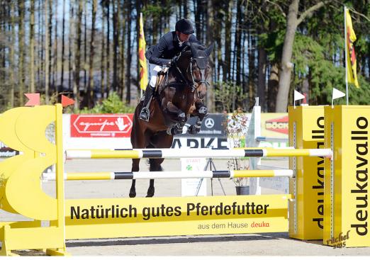 Foto: Hausherr Gilbert Böckmann und Semper Fi beim ersten Sieg der Lastruper Spring Days. - Fotograf: Rüchel