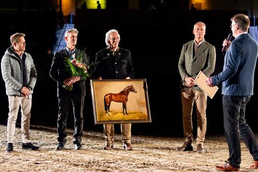 Foto: Norbert Bramlage (2.v.l.) wurde mit der Goldenen Ehrennadel des Hannoveraner Verbandes geehrt. Es gratulieren Tobias Schult, der Künstler Manfred Busemann, Ingo Pape und Dr. Hinni Lührs-Behnke - Fotograf: Hannoveraner Verband