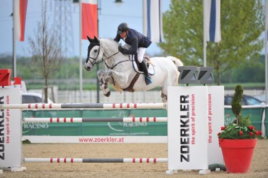Foto: Andreas Brenner (GER) und sein Schimmel Chronos - Fotograf: Hervé Bonnaud