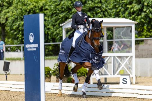 Foto: Briatore NRW und die Schweizerin Andrina Suter - Der NÜRNBERGER BURG-POKAL begeistert aktive Pferdesportler und Zuschauer gleichermaßen - Fotograf: Stefan Lafrentz