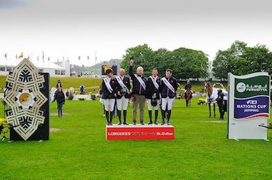Foto: Das siegreiche Team Großbritannien - Fotograf: FEI/Katja Stuppia