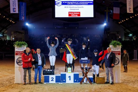 Foto: 2025 feierte das HGW Bundesnachwuchschampionat der Springreiter in Neumünster eine gelungene Final-Premiere und begeisterte mit sportlicher Qualität, emotionalen Momenten und einer beeindruckenden Atmosphäre. V.l. Eberhard Seemann, Francois Kasselmann, Marie Schlienkamp, Tippi Heineking, Isalie Baumgart, Finja Mayleen Neubauer und Gerhard Schäfers (Horst-Gebers-Stiftung) - Fotograf: sportfotos-lafrentz.de Foto: 2025 feierte das HGW Bundesnachwuchschampionat der Springreiter in Neumünster eine gelungene Final-Premiere und begeisterte mit sportlicher Qualität, emotionalen Momenten und einer beeindruckenden Atmosphäre. V.l. Eberhard Seemann, Francois Kasselmann, Marie Schlienkamp, Tippi Heineking, Isalie Baumgart, Finja Mayleen Neubauer und Gerhard Schäfers (Horst-Gebers-Stiftung) - Fotograf: sportfotos-lafrentz.de