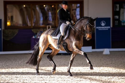 Foto: Auf ins Finale - für Mannschafts-Olympiasiegerin Dorothee Schneider ist der Start auf dem Schafhof fast ein "Heimspiel" - Fotograf: Nuernberger Versicherung