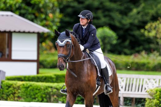 Foto: Andrea Caesar-Vetter mit Emperador freut sich über den Sieg und die Qualifikation zum HKM Bundeschampionat in Warendorf - Fotograf: Sportfotos-Lafrentz.de