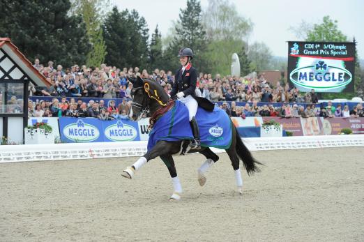 Foto: Bei Horses & Dreams stellte Charlotte Dujardin im April 2012 mit Valegro einen neuen Weltrekord auf: Sie siegten mit 88,022 Prozent im Grand Prix Special - Fotograf: Karl-Heinz Frieler