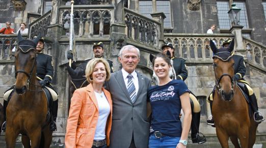 Foto: ALRV-Präsident Carl Meulenbergh mit Kristina Sprehe (rechts) und Meredith Michaels-Beerbaum. Im Hintergrund die Aachener Stadtreiter.