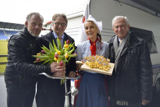 Foto: Frau Antje mit v.l. Uwe Brandt, Frank Kemperman und Carl Meulenbergh - Fotograf: ALRV/ Holger Schupp 