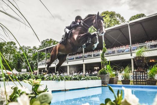 Foto: Chloe Reid mit Riesensatz zum Sieg - Fotograf: equistock.de