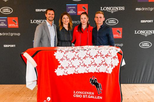 Foto: (v.l.n.r.) Michel Sorg (Equipenchef der Schweizer Springreiter), Nayla Stössel (OK-Präsidentin Longines CSIO St.Gallen), Joana Schildknecht (Nachwuchs-Springreiterin) und Bryan Balsiger (Schweizer Elite-Springreiter) - Fotograf: Katja Stuppia/CSIO