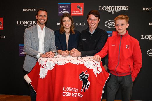 Foto: (von links nach rechts) Michel Sorg (Equipenchef der Schweizer Springreiter), Nayla Stössel (OK-Präsidentin Longines CSIO St.Gallen), Edouard Schmitz (Schweizer Elite-Springreiter) und Leon Hänzi (Nachwuchs-Springreiter). Fotografin: Katja Stuppia/CSIO