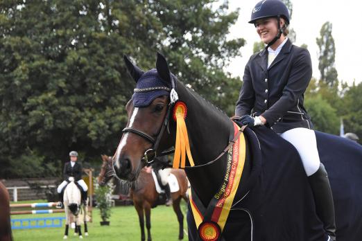 Foto: Championesse Cäcilia K und Carolin Klatte - Fotograf: Hannoveraner Verband