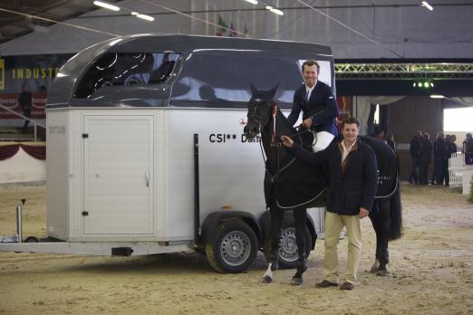 Foto: Stolzer Besitzer eines neuen Anhängers nach dem Sieg im Großen Preis in Damme mit Cashgirl - Cameron Hanley aus Irland - Fotograf: Sportpicsell.com