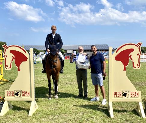Foto: Carl-Christian Rahlff vom Fehmarnschen RRV erhielt das Goldene Reitabzeichen auf dem Platz, auf dem er 1998 sein erstes schweres Springen gewinnen konnte - Fotograf: Helen Hippique