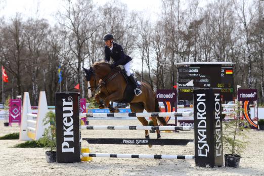 Foto: Platzierte sich gleich zweimal im CSI1* - Carsten-Otto Nagel, der mit Estelle IV den Preis der Firma J.J.Darboven gewann und mit Cascadella auch Rang acht belegte - Fotograf: moinmoindesign/Kleiner Georg