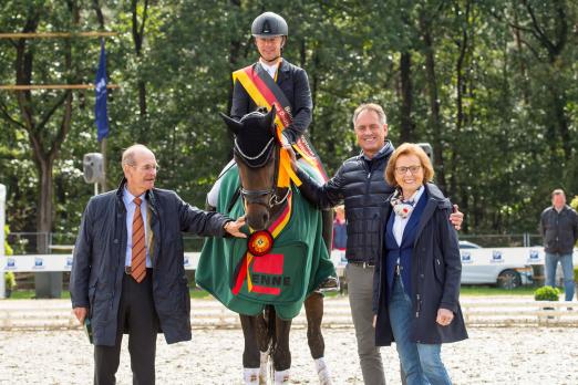 Foto: Paul Wendeln mit seiner Bundeschampioness Casey OLD unter Hermann Gerdes mit seinem Sohn Peter Wendeln und seiner Frau Hilde Wendeln (v. l.) - Fotograf: www.Photo.Equitaris.de Foto: Paul Wendeln mit seiner Bundeschampioness Casey OLD unter Hermann Gerdes mit seinem Sohn Peter Wendeln und seiner Frau Hilde Wendeln (v. l.) - Fotograf: www.Photo.Equitaris.de