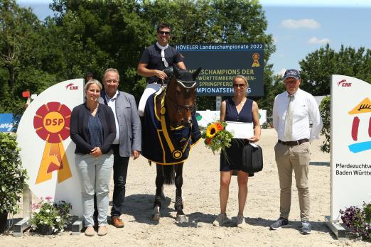 Foto: Landeschampion der 4-j. Springpferde Zanetti v. Zacharov (Capello's Boy) / Concetto, Z./B.: Verena Karle Costa, geritten von Ricardo Benzinho Karle Costa und die drei Landeschampions der Reitpferde v.l.n.r. - Fotograf: Doris Matthaes 
