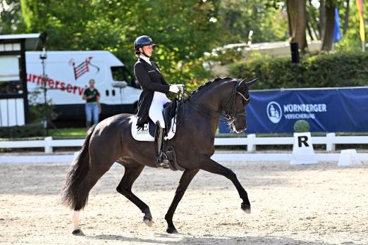 Foto: Charlotte Rogerson (SUI) und Nice Touch erzielten in der Final-Qualifikation zum Nürnberger Burg-Pokal mit 76,537 Prozent das bislang beste Ergebnis in sieben Etappen - Fotograf: Rainer Dill Foto: Charlotte Rogerson (SUI) und Nice Touch erzielten in der Final-Qualifikation zum Nürnberger Burg-Pokal mit 76,537 Prozent das bislang beste Ergebnis in sieben Etappen - Fotograf: Rainer Dill
