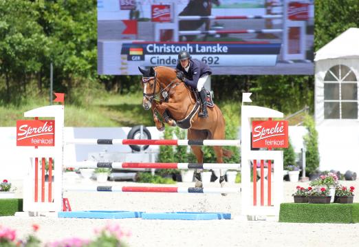 Foto: Christoph Lanske (GER) und Cinderella sind die ersten Sieger bei den DKB-Pferdewochen Rostock - Fotograf: ACP Andreas Pantel 