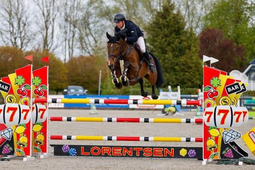 Foto: Das CSE Ehlersdorf hat sich als Ideal-Plattform auch für Nachwuchspferde etalbliert. Claas-Christoph Gröpper - hier mit Youngster Messys Doriett PS steuert das CSE auch an diesem Wochenende an. - Foto: CB-Foto