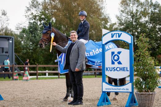 Foto: Clara Gretha Konopka nahm mit Million’s Spirit SK die Glückwünsche von Hauptsponsor Alexander Kuschel für den Sieg in Havekost entgegen - Fotograf: RathmannVerlag/Tina Siebenhaar