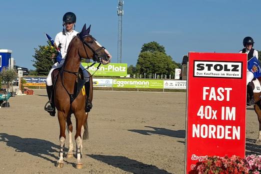 Foto: Selbstbewusst - Coco Chanel, westfälische Stute, bescherte Simon Heineke den zweiten Sieg in Folge beim Fehmarn Pferde Festival. - Fotograf: Helen Hippique